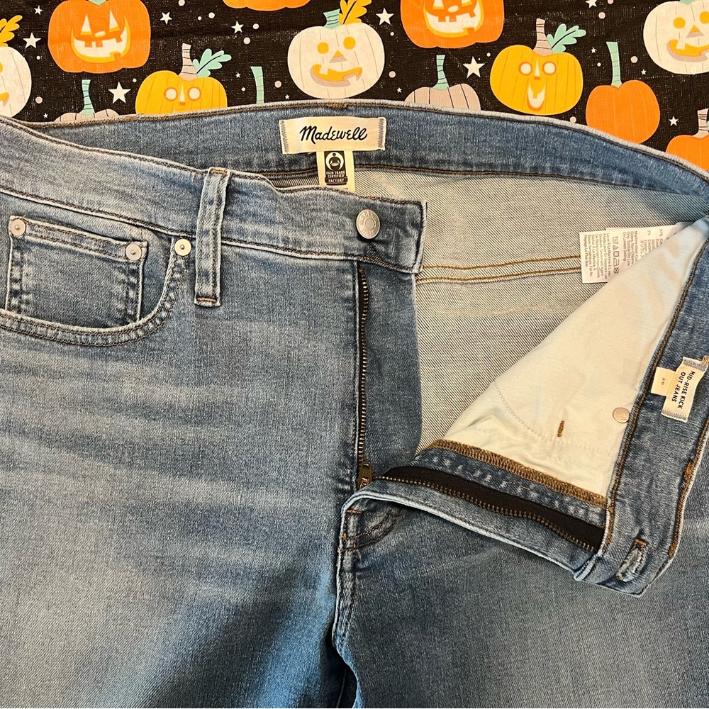 Mid-rise kick out jeans, size 30. Light wash.